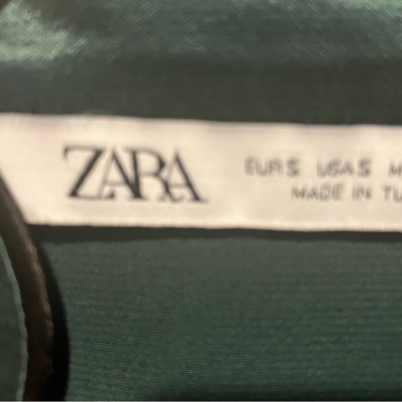NWT ZARA silky v neck.Long sleeved 💯 viscose top. Hunter green. 3 Frog closures - Picture 3 of 5
